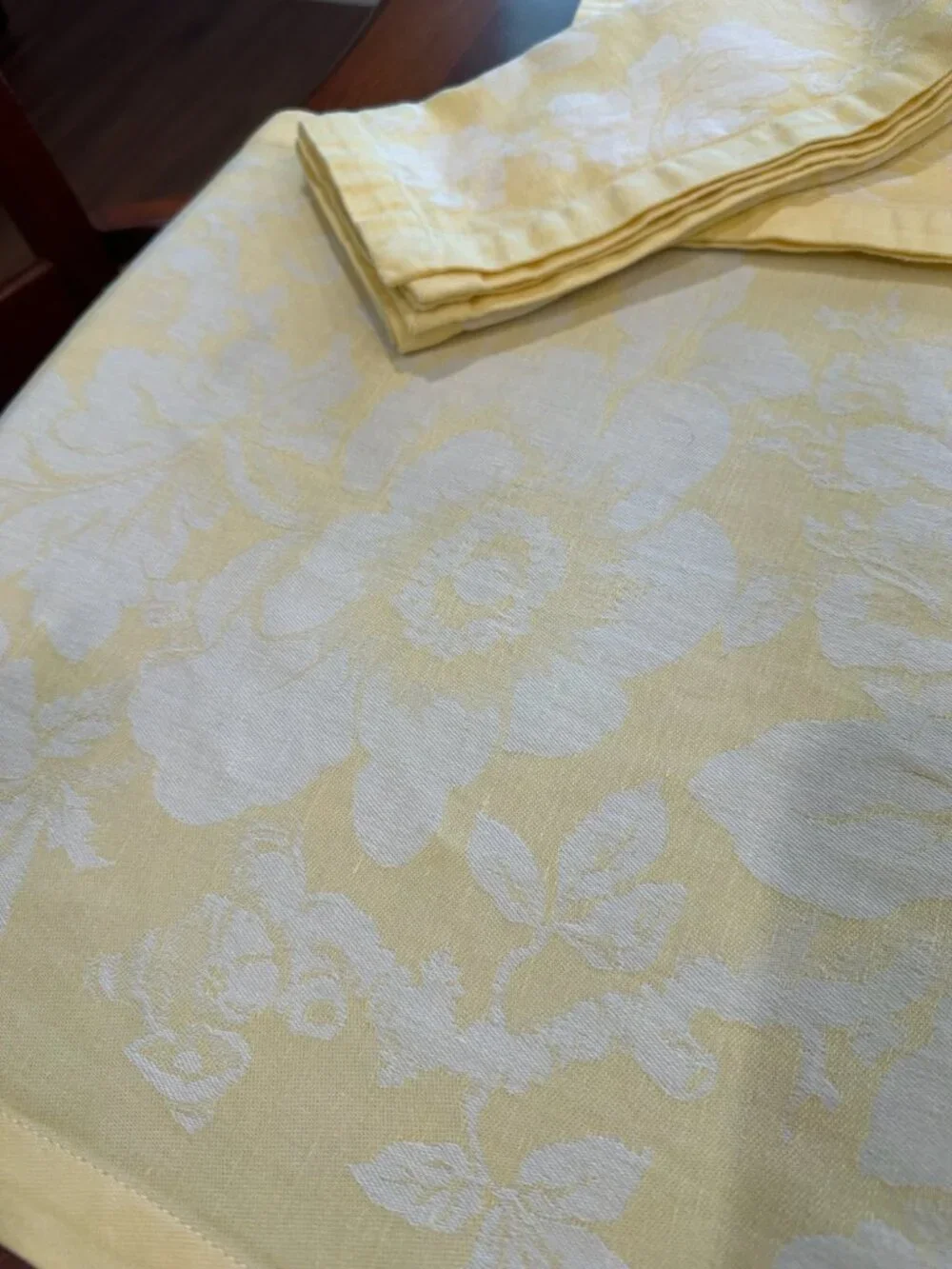 Williams-Sonoma Floral Jacquard Dining Table Runner and Napkins